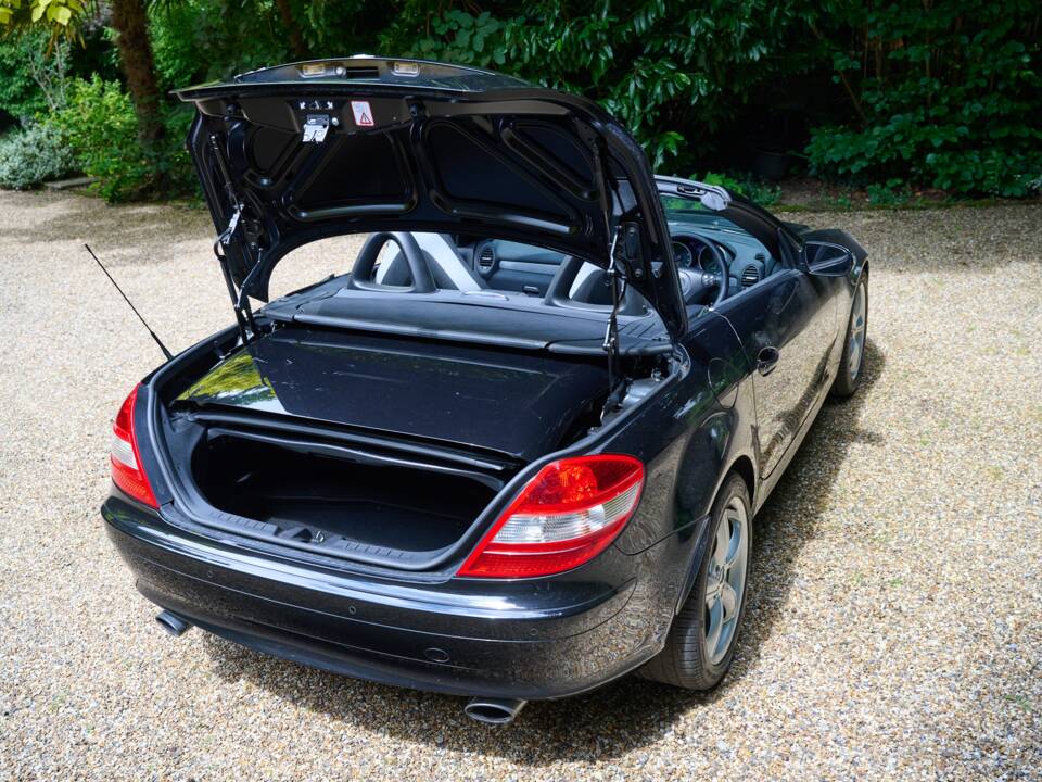 Image 27/50 of Mercedes-Benz SLK 350 (2004)