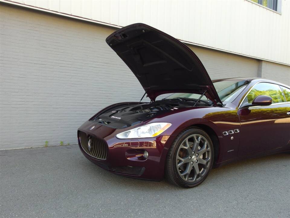 Image 71/98 of Maserati GranTurismo 4.2 (2008)