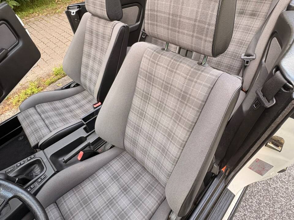 Immagine 18/75 di BMW 320i (1988)