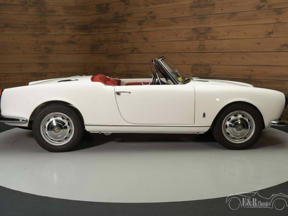 Image 3/6 of Alfa Romeo Giulia 1600 Spider (1964)