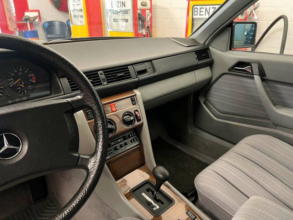 Bild 9/18 von Mercedes-Benz 230 CE (1990)