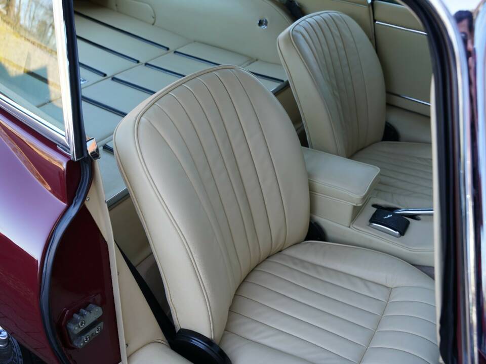 Image 35/50 de Jaguar E-Type (1968)