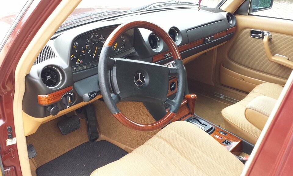 Image 2/8 of Mercedes-Benz 230 E (1983)