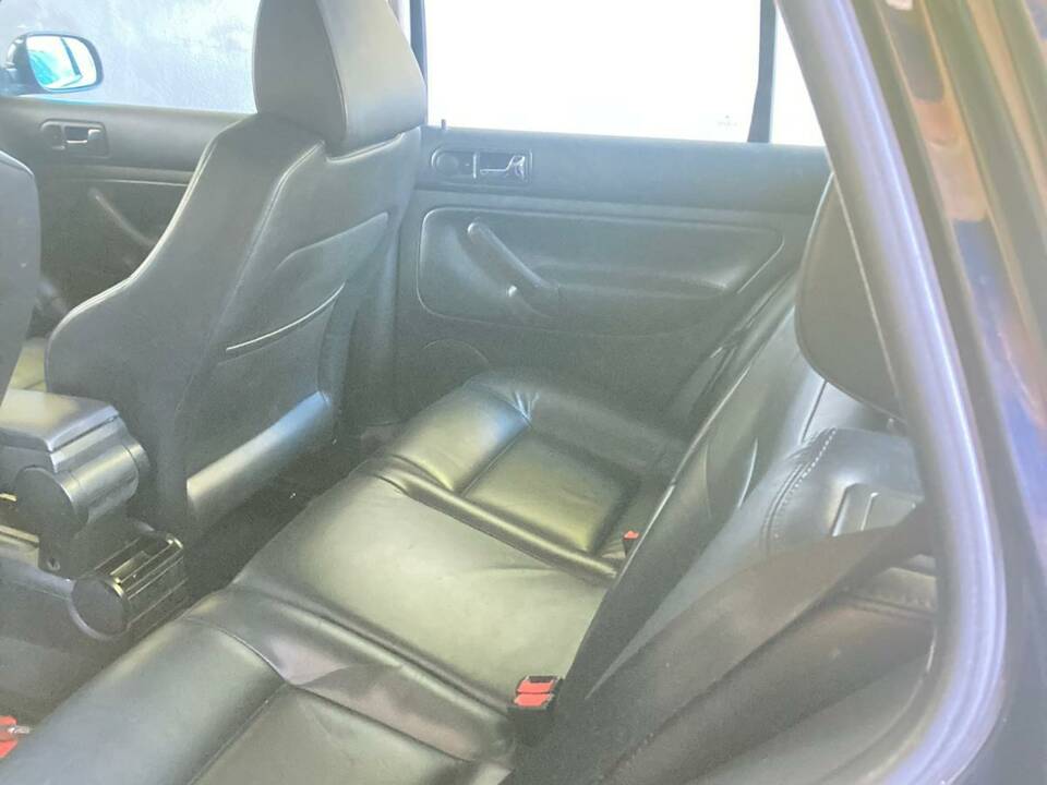 Imagen 6/8 de Volkswagen Golf IV 2.3 V5 (2001)