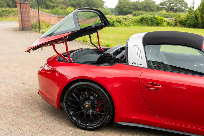 Immagine 38/50 di Porsche 911 Targa 4 GTS (2015)