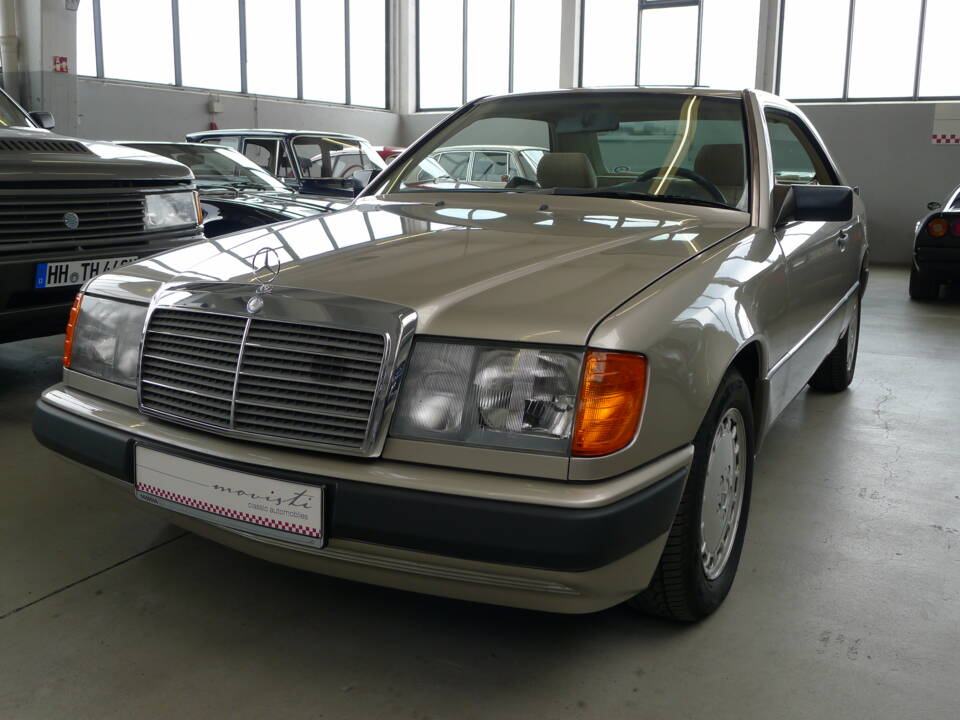 Image 31/33 of Mercedes-Benz 300 CE (1988)