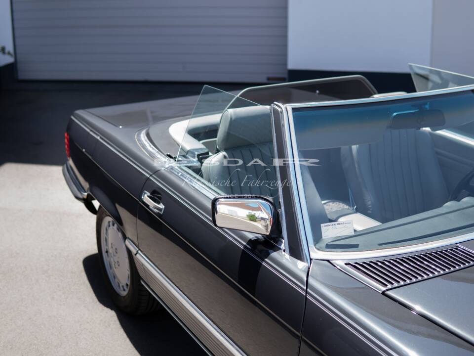 Image 21/29 of Mercedes-Benz 560 SL (1987)