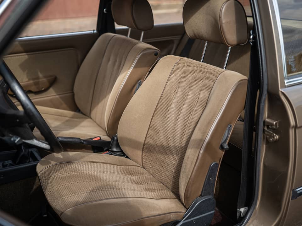 Image 25/76 of BMW 323i (1982)