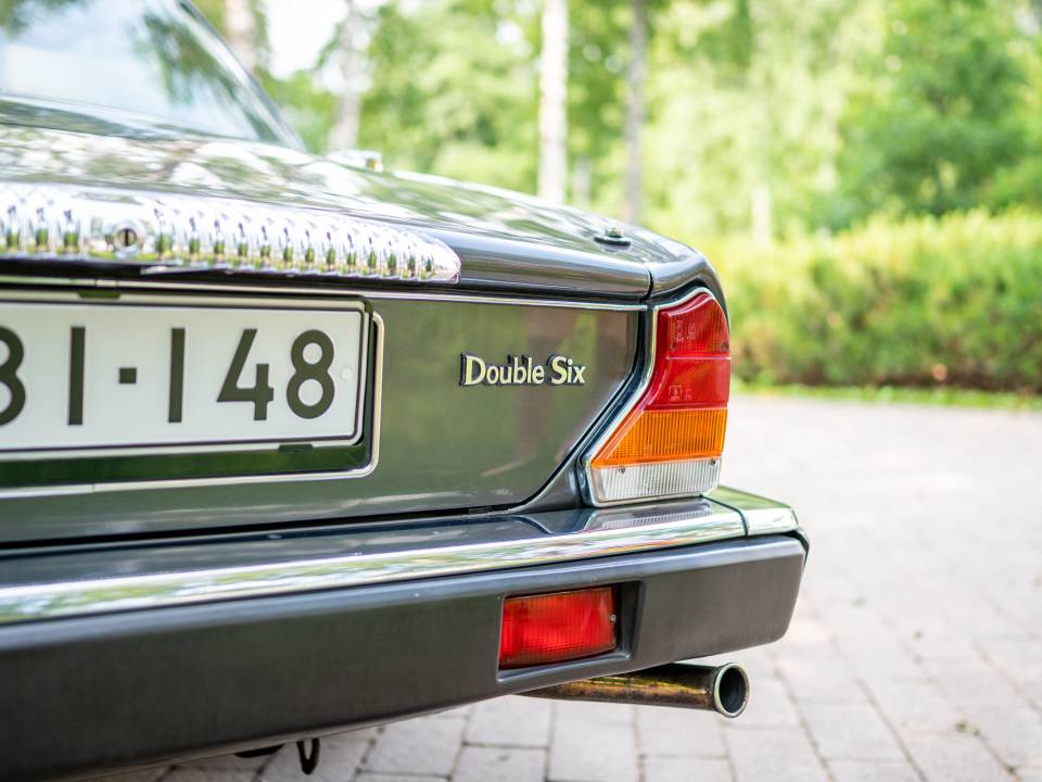 Image 26/42 of Daimler Double Six (1989)