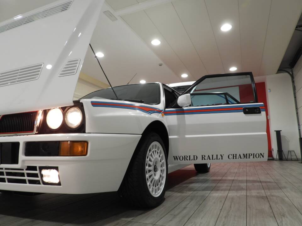 Image 12/15 de Lancia Delta HF Integrale Evoluzione I "Martini 6" (1992)