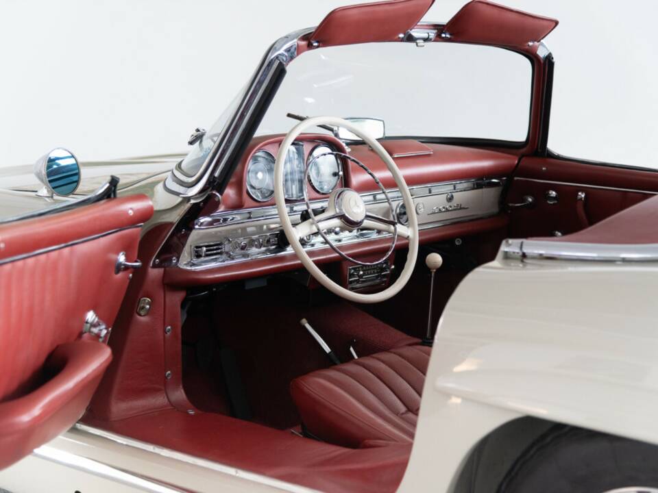 Image 34/50 of Mercedes-Benz 300 SL Roadster (1961)