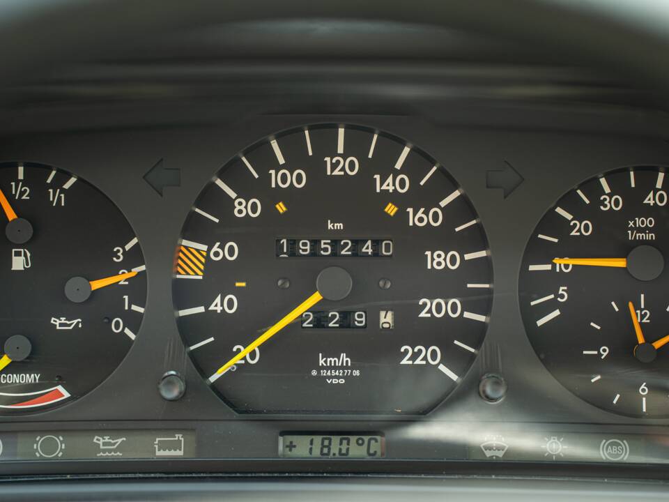 Afbeelding 32/63 van Mercedes-Benz 230 CE (1988)