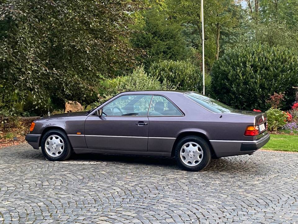 Bild 8/35 von Mercedes-Benz 230 CE (1992)