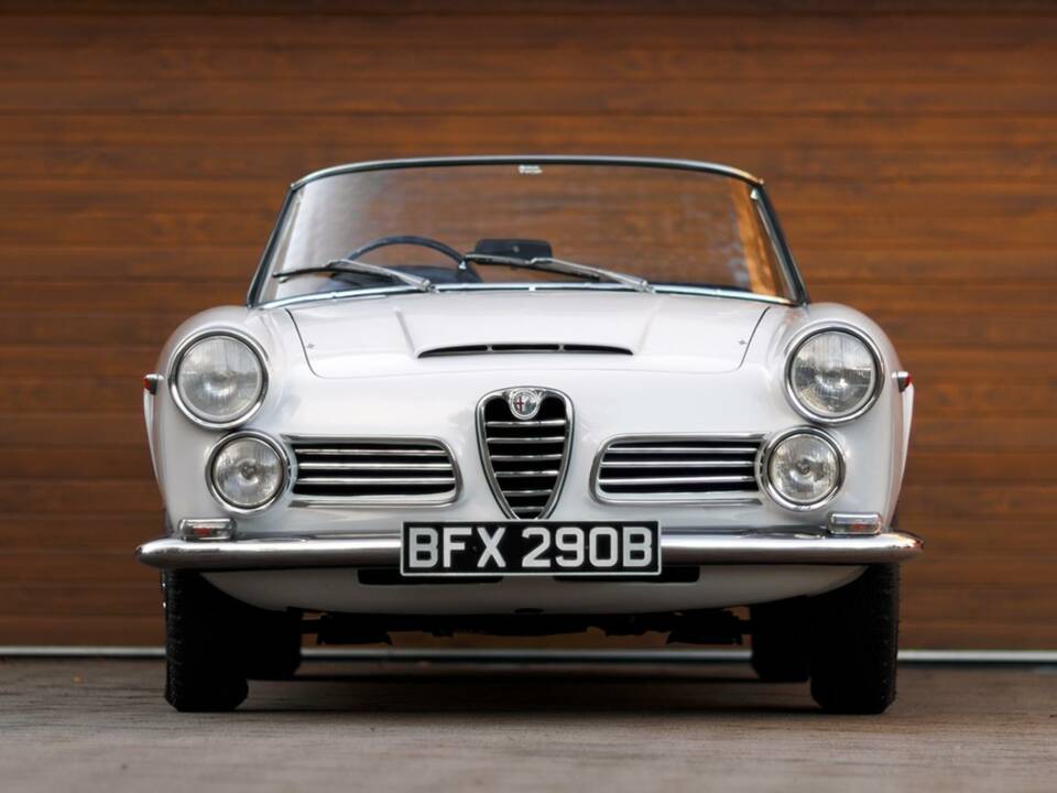 Image 12/50 of Alfa Romeo 2600 Spider (1964)