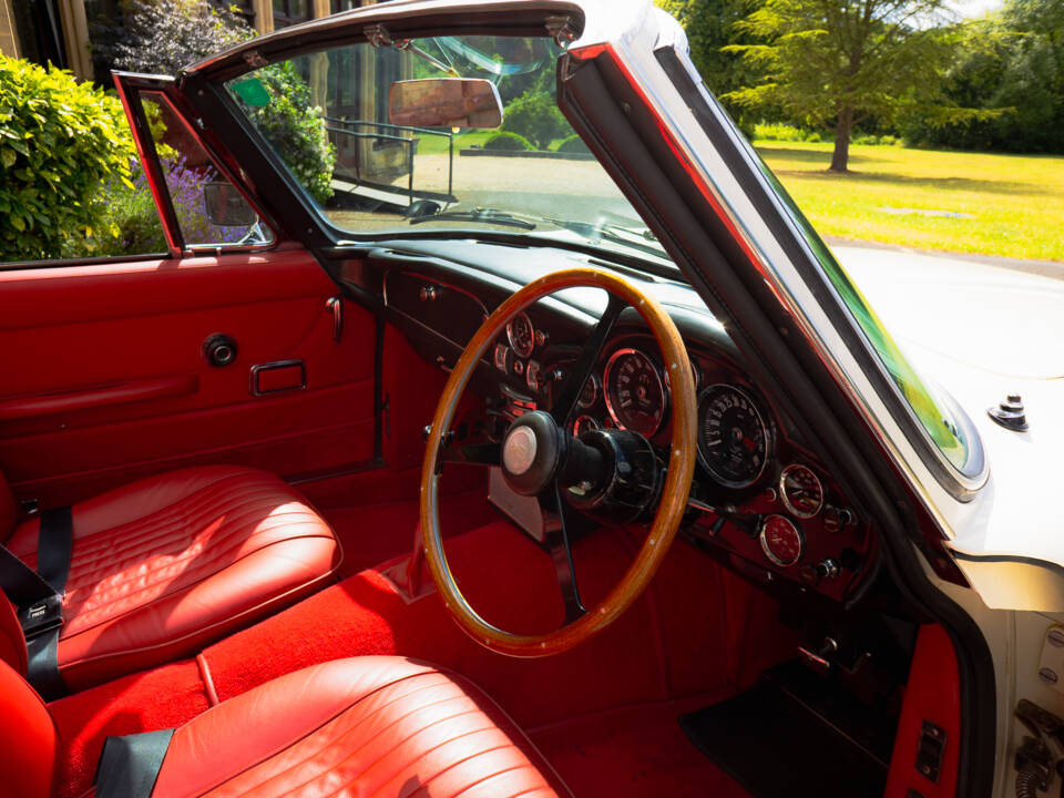 Bild 35/62 von Aston Martin DB 6 Mk II Volante (1970)