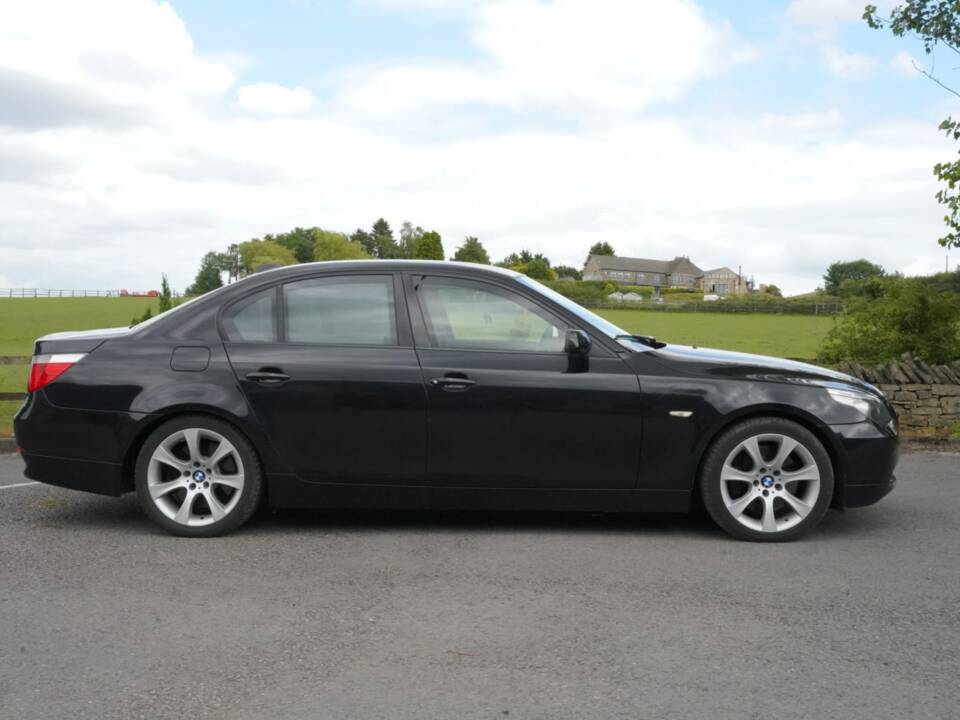 Bild 18/48 von BMW 550i (2006)