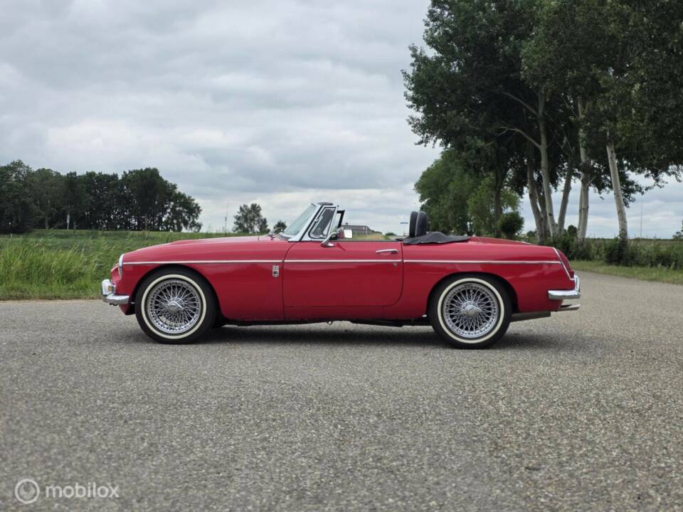Image 3/44 of MG MGC (1969)