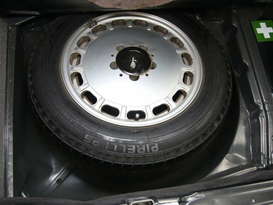 Image 23/30 of Mercedes-Benz 300 SL (1986)