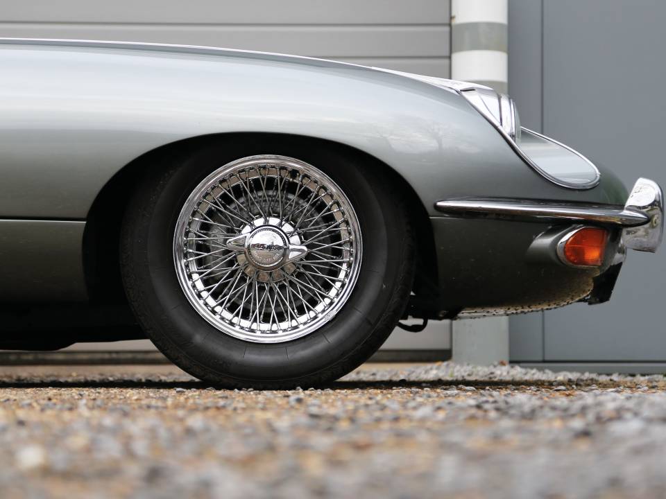 Image 7/48 de Jaguar E-Type (1969)