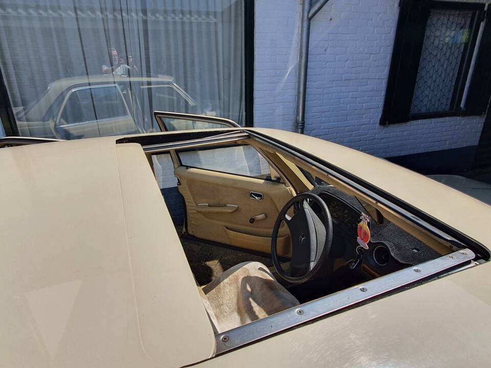 Image 2/12 of Mercedes-Benz 200 (1982)