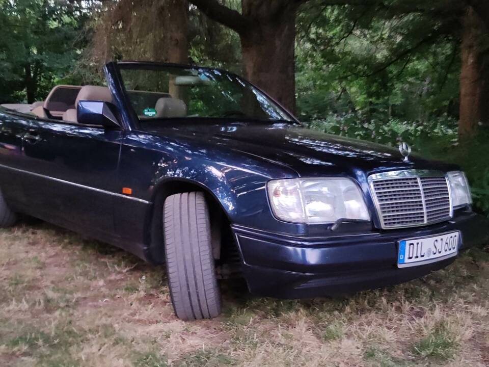 Image 13/22 of Mercedes-Benz E 220 (1996)