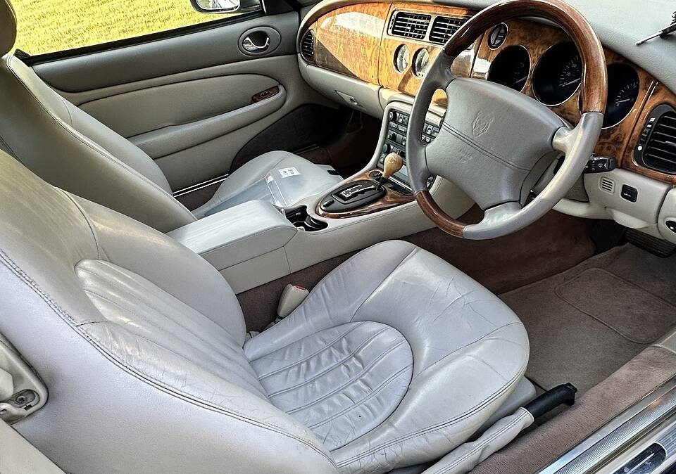 Image 7/36 of Jaguar XK8 4.0 (2001)