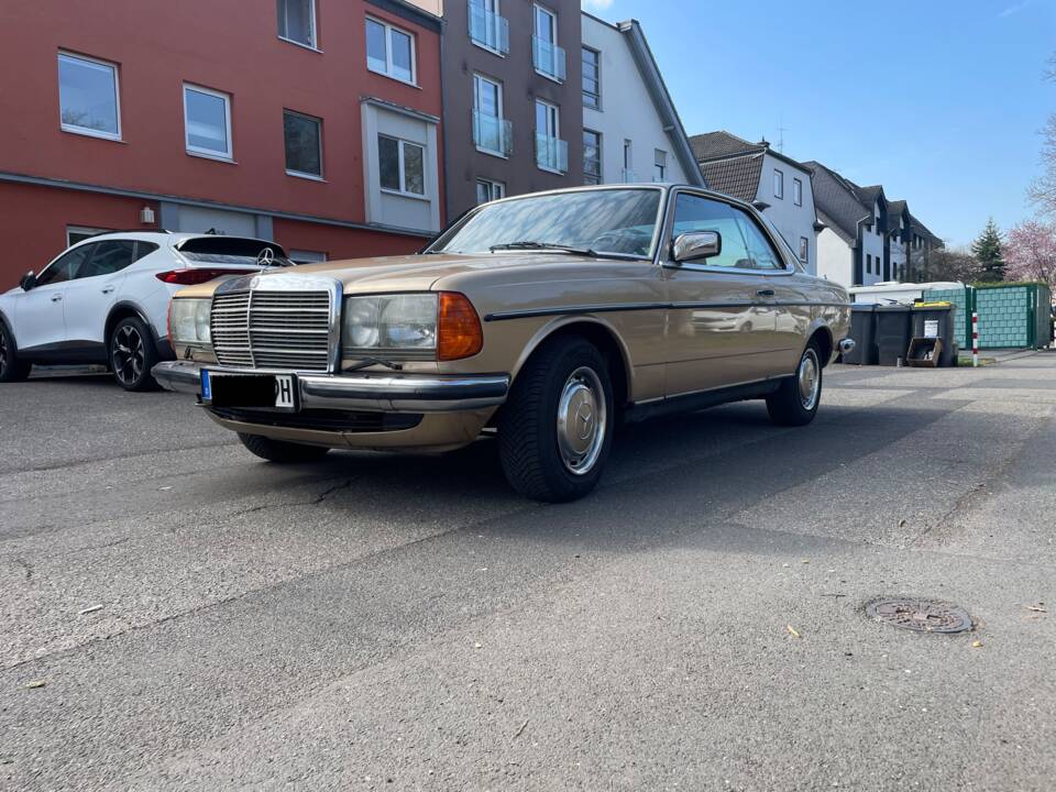 Image 3/20 de Mercedes-Benz 280 CE (1981)