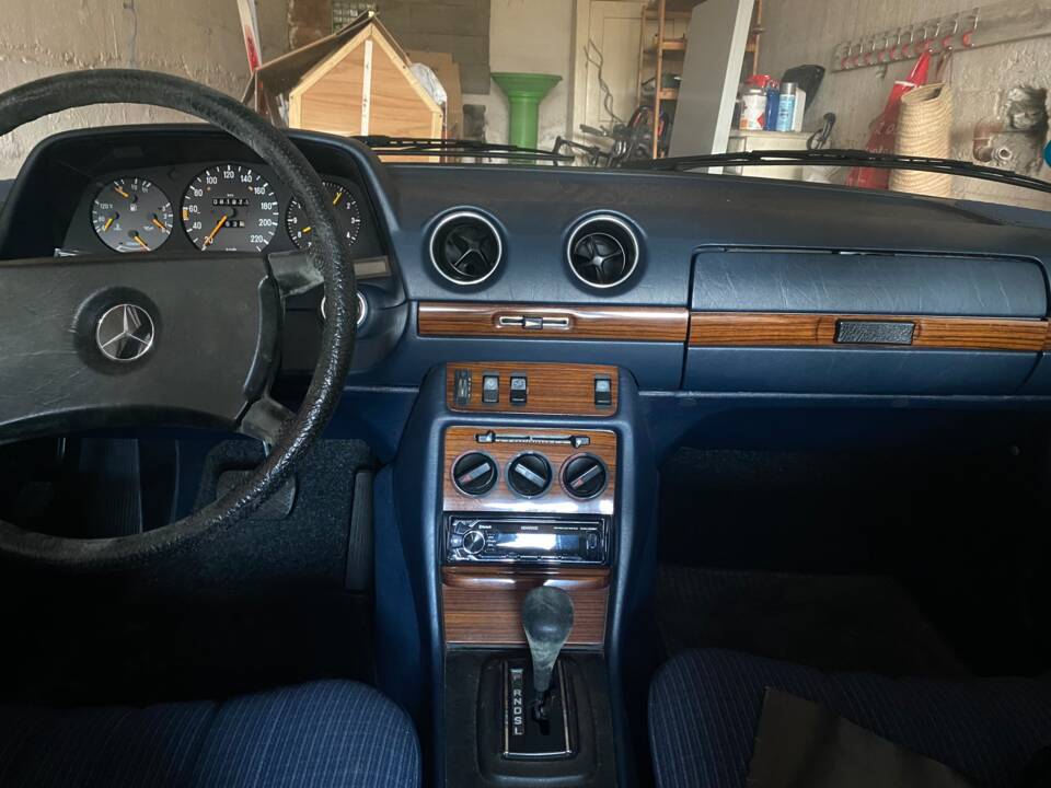 Image 8/26 of Mercedes-Benz 280 E (1982)