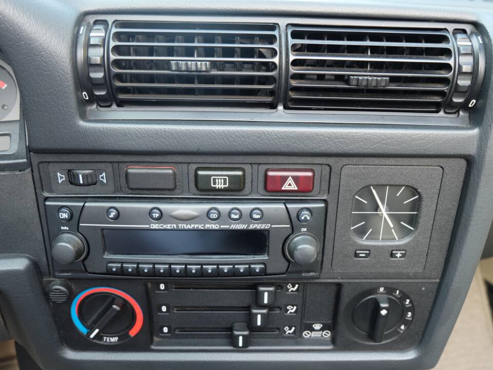 Immagine 18/48 di BMW 325i (1986)
