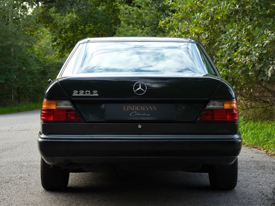 Image 14/63 of Mercedes-Benz 220 E (1993)