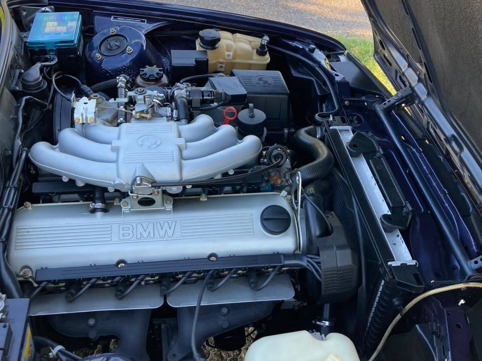 Image 19/23 of BMW 320i (1989)