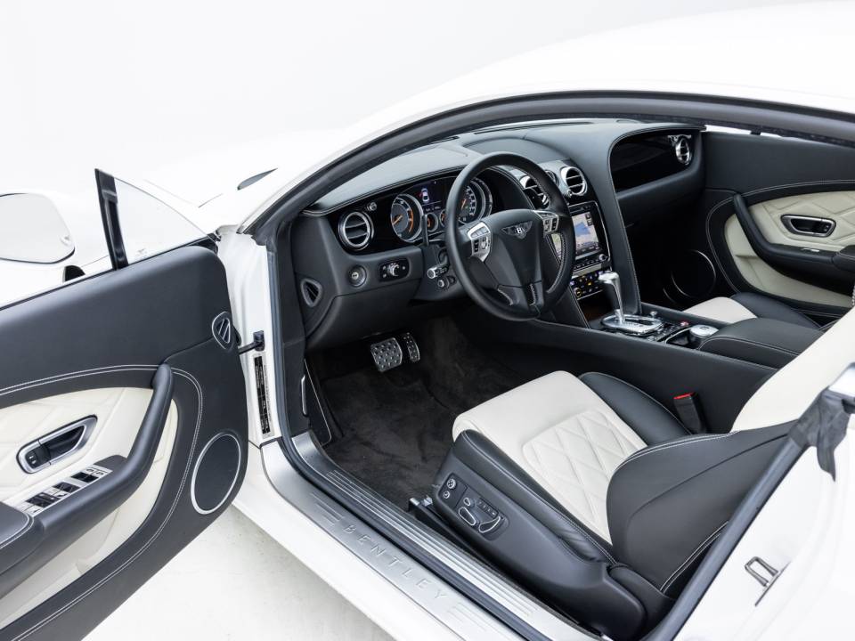 Imagen 9/38 de Bentley Continental GT V8 (2014)