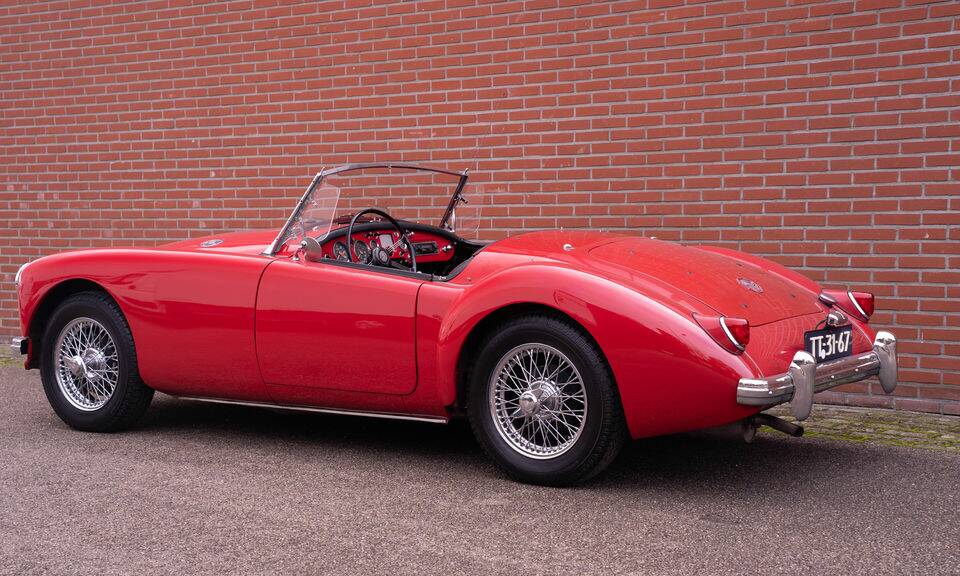Image 7/8 of MG MGA 1500 (1956)