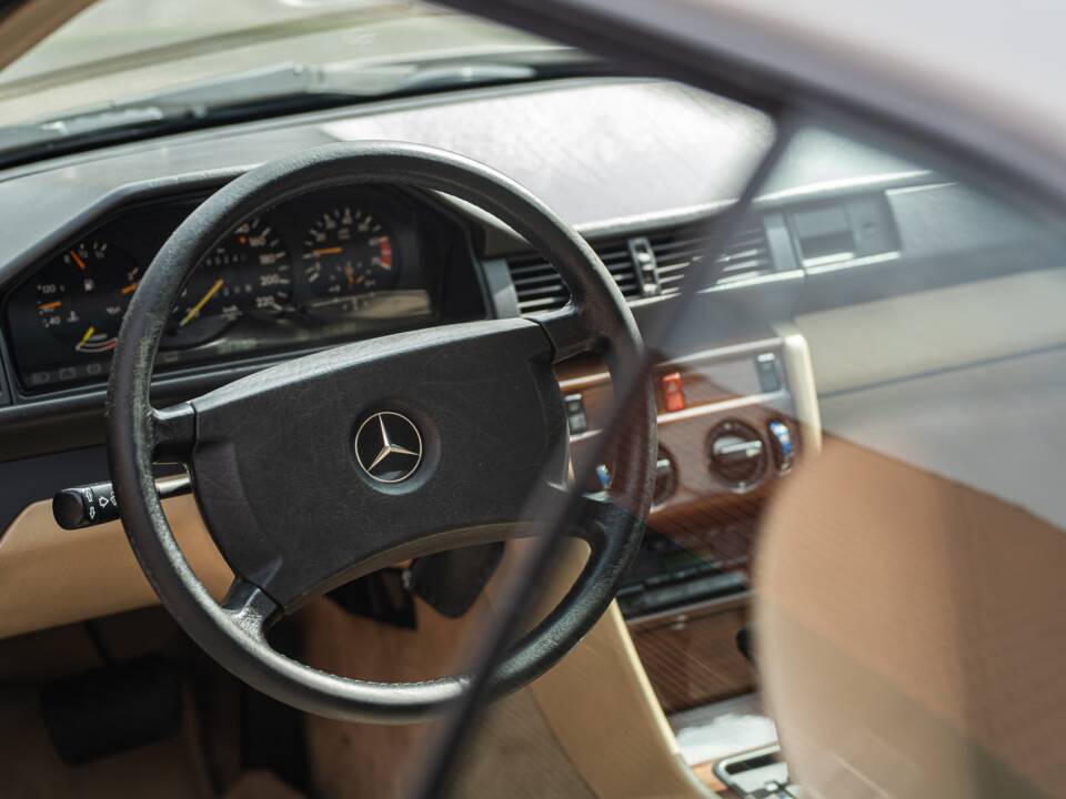 Afbeelding 27/63 van Mercedes-Benz 230 CE (1988)