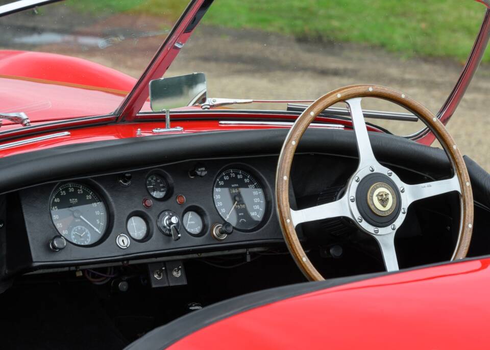 Image 26/37 of Jaguar XK 120 SE OTS (1954)