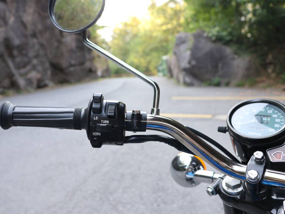 Image 17/33 of Yamaha RD 250 (1976)