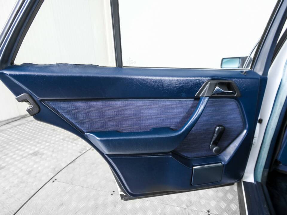 Image 22/50 of Mercedes-Benz 200 (1986)