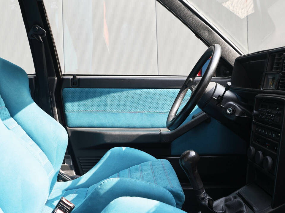 Image 27/41 of Lancia Delta HF Integrale (1989)