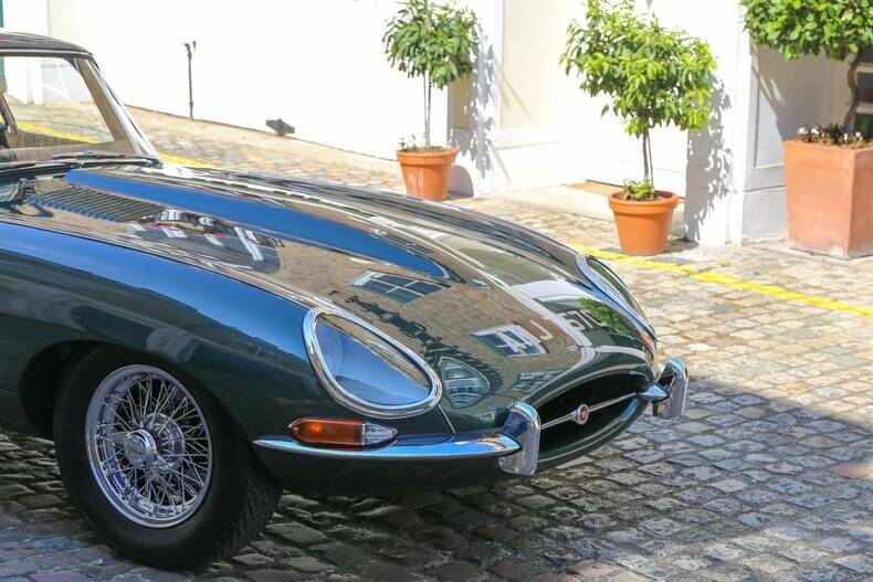 Image 9/50 of Jaguar E-Type 4.2 (1965)