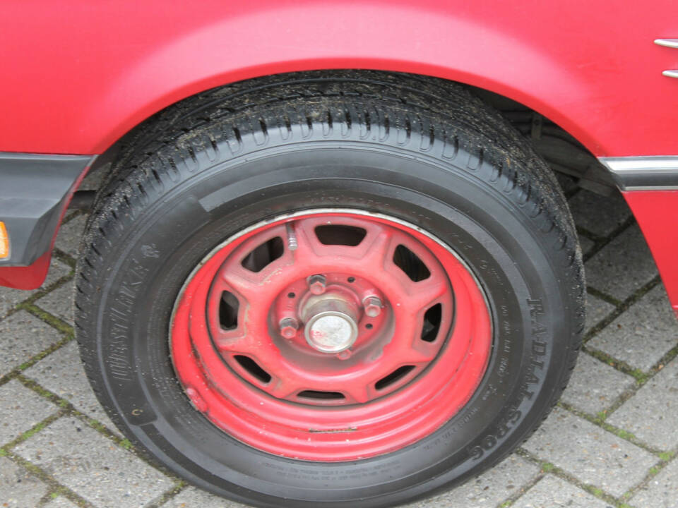Image 5/30 of BMW 320i (1982)
