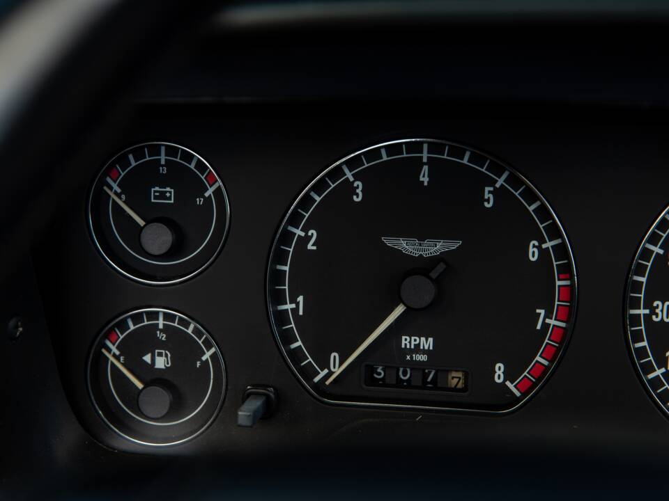 Immagine 11/46 di Aston Martin DB 7 Vantage Volante (2000)