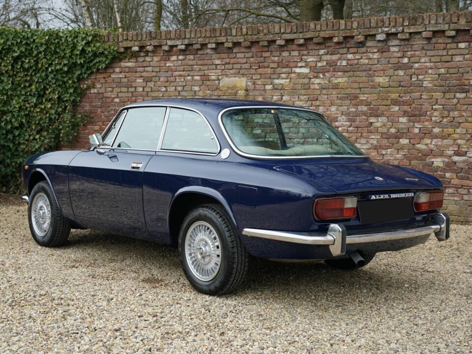 Image 2/7 de Alfa Romeo 2000 GTV (1974)