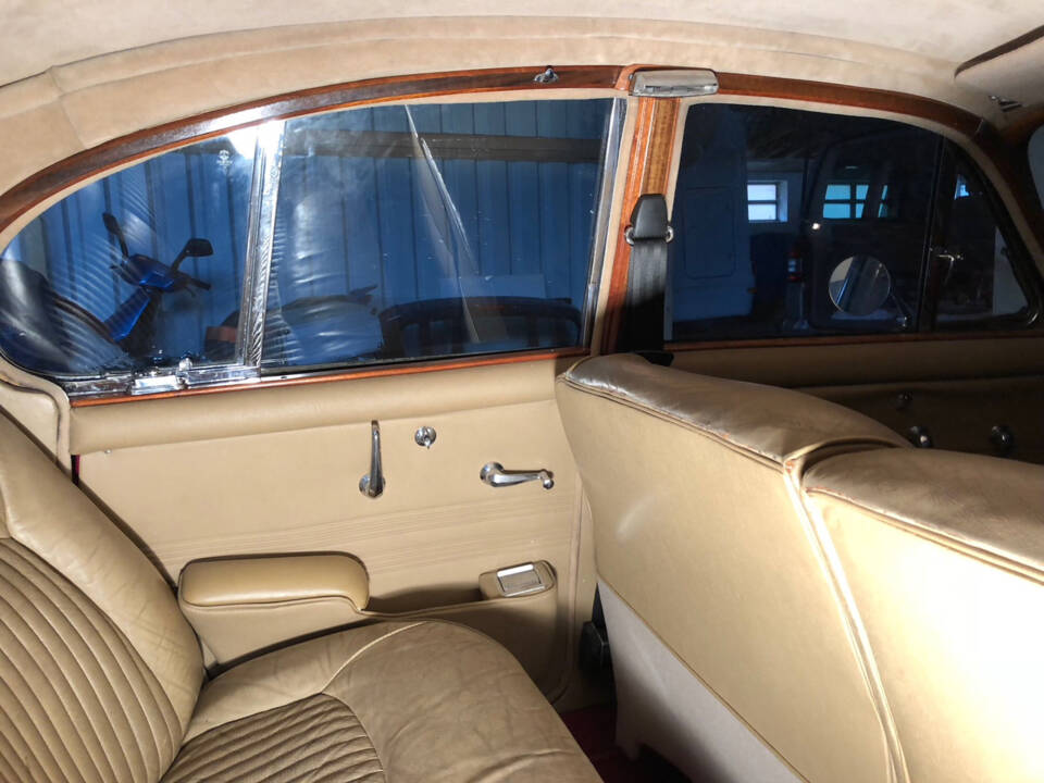 Image 13/22 of Daimler Sovereign 4.2 (1969)