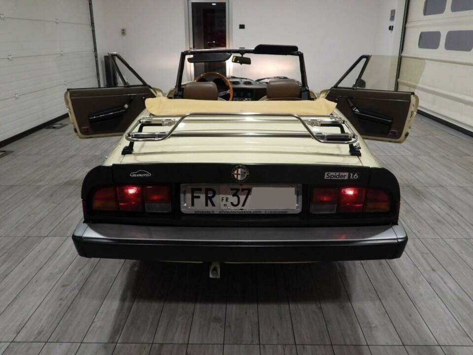 Image 13/15 of Alfa Romeo 1.6 Spider (1983)