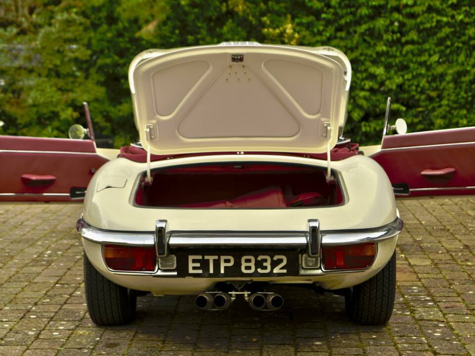 Image 24/50 of Jaguar E-Type V12 (1974)