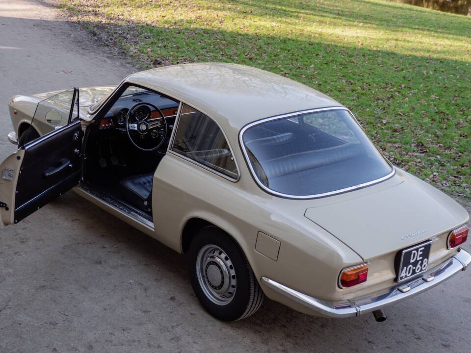 Image 17/54 of Alfa Romeo Giulia GT 1300 Junior (1972)
