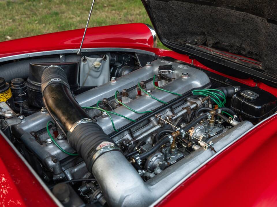 Image 23/27 of Alfa Romeo 2600 Spider (1964)