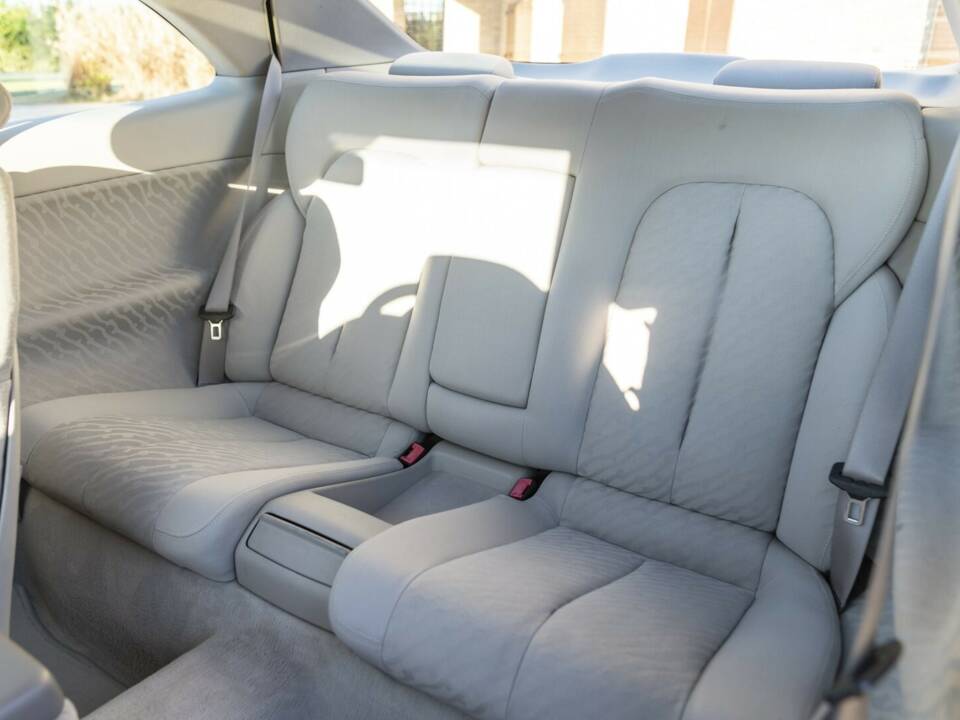 Image 28/50 of Mercedes-Benz CLK 200 (1997)