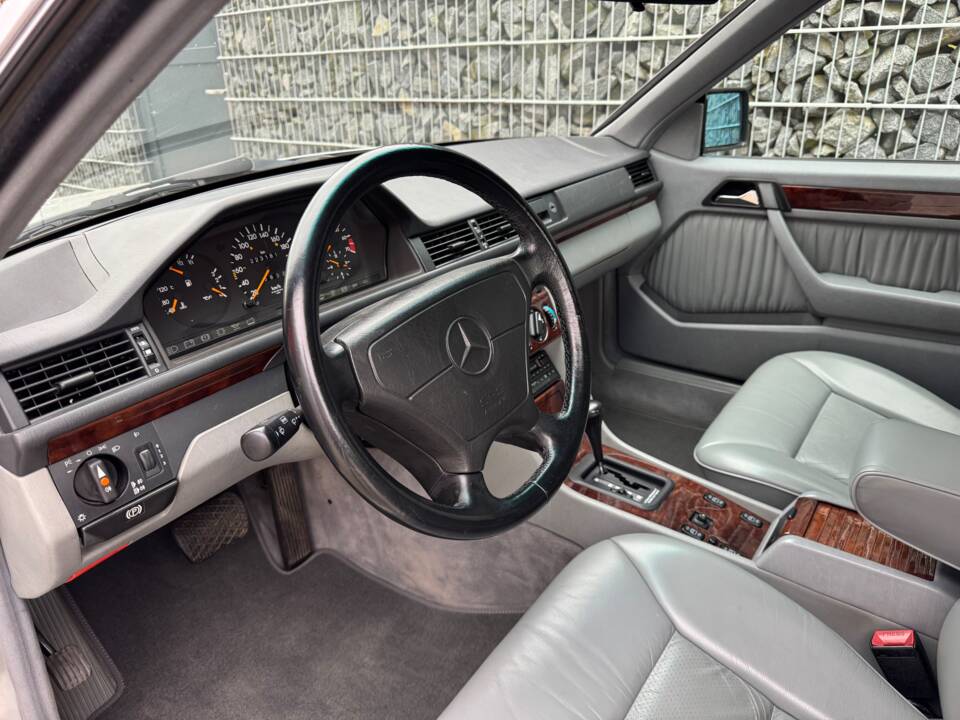 Imagen 28/100 de Mercedes-Benz 300 CE (1992)