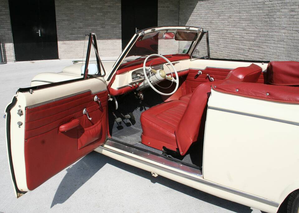 Image 2/8 of Peugeot 403 C (1960)
